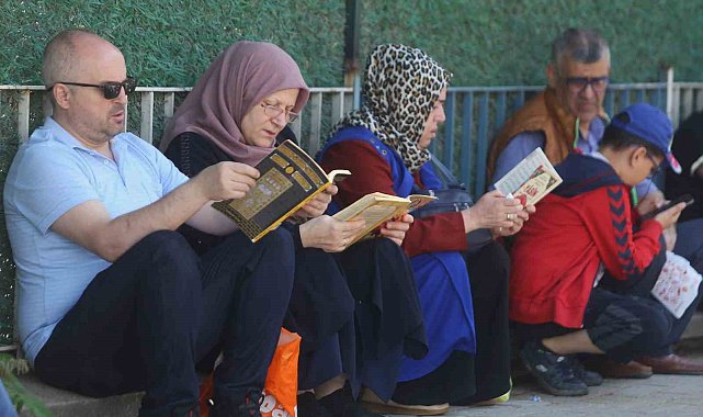 Bursa'da LGS heyecanı: Aileler kapı önlerinde dualarla bekledi