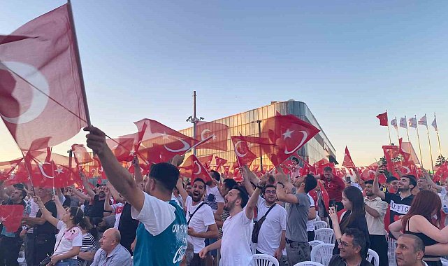 Bursa'da milli heyecan dev ekranda yaşandı