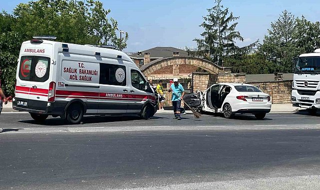 Büyükçekmece'de ambulans otomobile çarptı: 4 yaralı