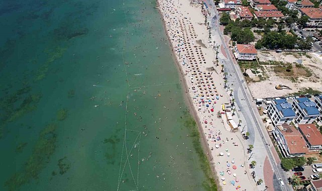 Büyükçekmece'de Kurban Bayramında vatandaşlar serinlemek için denize akın etti