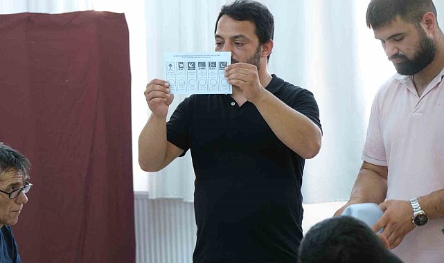 Büyükkarıştıran beldesinde oy sayma işlemi başladı