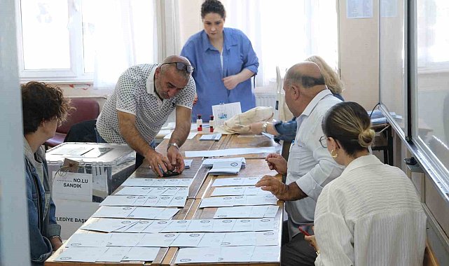 Büyükkarıştıran beldesinde seçmenler 2 ay sonra belediye başkanı seçimi için yeniden sandık başına gitti