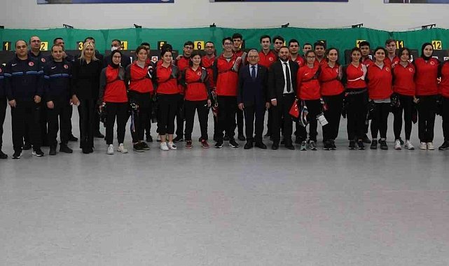 Büyükkılıç, Okçuluk Milli Takımı'na seçilen Büyükşehir Belediyesi Spor Kulübü sporcularını tebrik etti