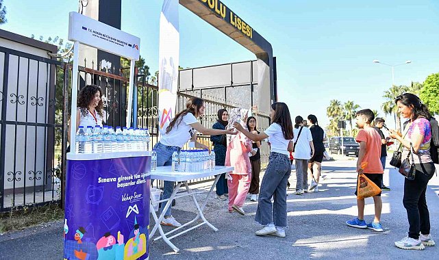 Büyükşehir Belediyesi, LGS'ye giren öğrenciler su dağıttı