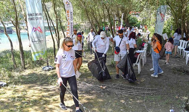 Çamlıyayla Karageçit'te gönüllerle birlikte çevre temizliği yapıldı