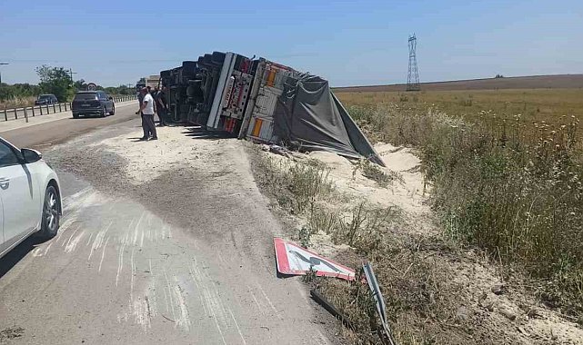 Çanakkale-Bursa karayolunda kamyona çarpan tır yan yattı: 1 yaralı