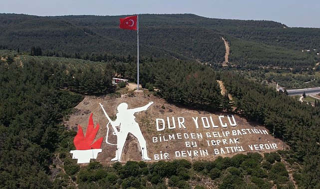 Çanakkale'nin simgesi 'Dur Yolcu' yazısının Türk bayrağı ve direği yenilendi