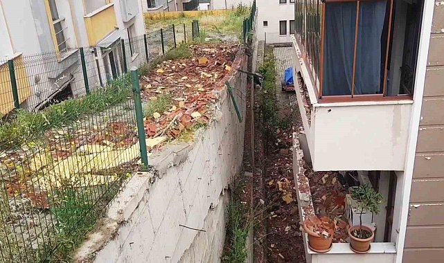 Çatı katının yıkılan duvarı 3 daireye zarar verdi