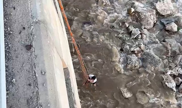 Çay yatağında mahsur kalan 2 kişi kurtarıldı