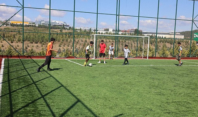 Çayırova'da çocuklar yaz tatillerini halı sahalarda geçiriyor