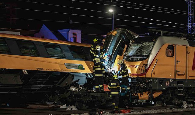 Çekya'da iki tren kafa kafaya çarpıştı: 4 ölü, 22 yaralı