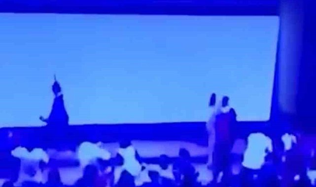 Cemal Reşit Rey Salonunda dev ekranın düştüğü anlar kamerada