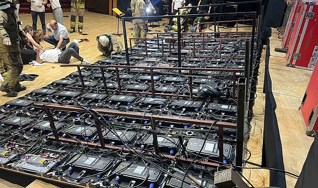 Cemal Reşit Rey'de mezuniyet töreninde facia: Dev pano devrildi, 6 kişi yaralandı