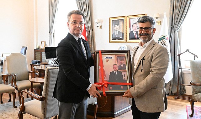 Cemar'dan Vali Enver Ünlü'ye özel tablo hediyesi