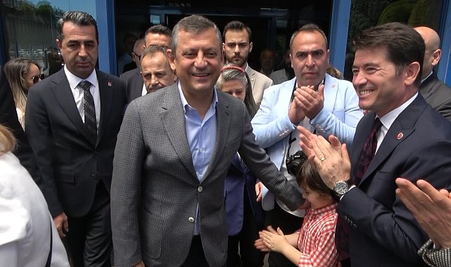 CHP Genel Başkanı Özel, Rize'deki Çay Mitingi'ne katılmak için Trabzon'a geldi