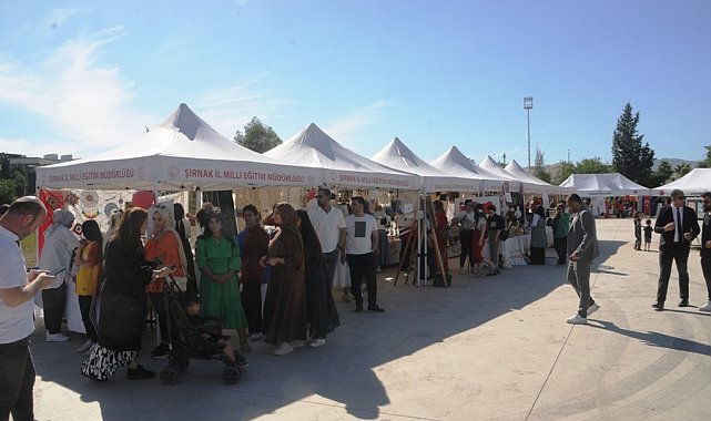 Cizreli kadınlar el emeği ürünlerini Dicle Nehri kenarında sergiledi