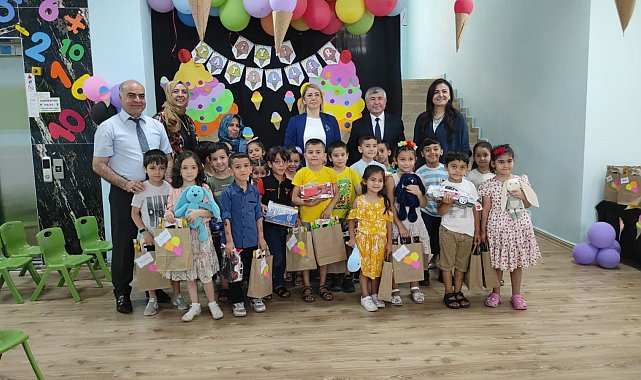 Çocuğu olmayan emekli öğretmen, yaptırdığı okulda öğrencilerle karne sevinci yaşadı