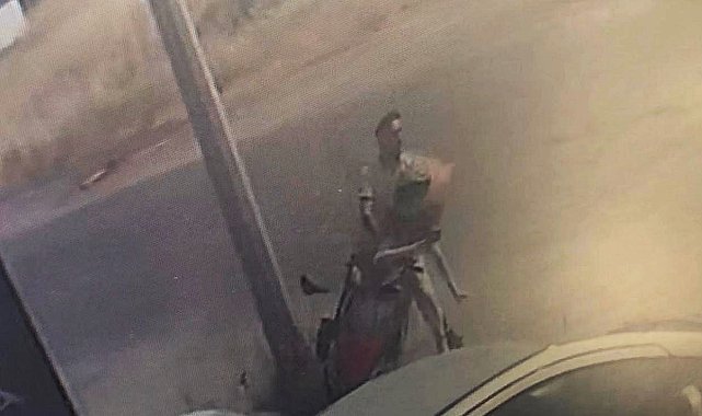 Çocuk sürücünün kullandığı motosiklet kazası kamerada: 2 yaralı