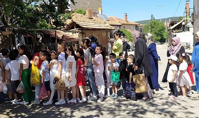 Çocuklar bayram adağı kuyruğunda