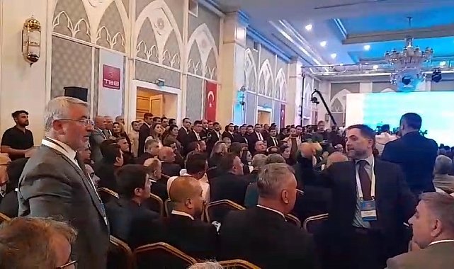 Çorum Belediye Başkanı Aşgın: "Teröristler övülürken sessiz kalamazdım"