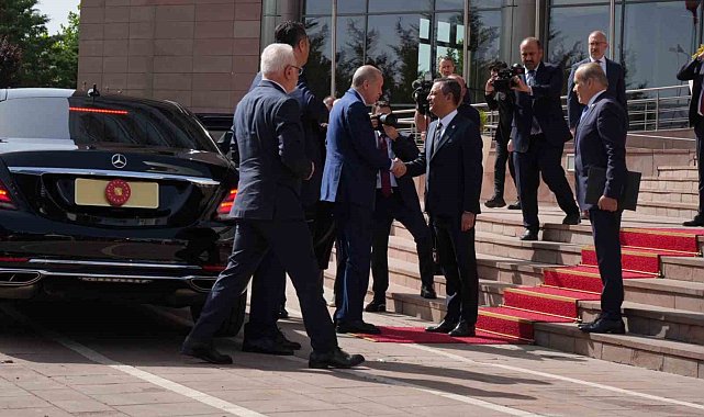 Cumhurbaşkanı Recep Tayyip Erdoğan, CHP Genel Başkanı Özgür Özel ile görüşmek için CHP Genel Merkez binasına geldi.