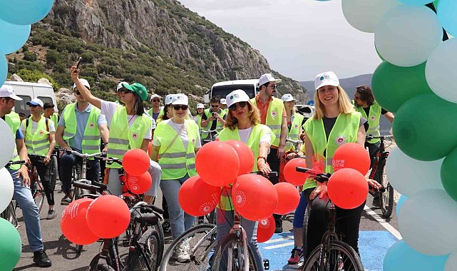 Daha temiz bir çevre için Salda Gölü kenarında bisiklet sürdüler