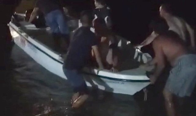 Denizin ortasında can pazarı: Mahsur kalanları kurtarmak için zamanla yarıştılar