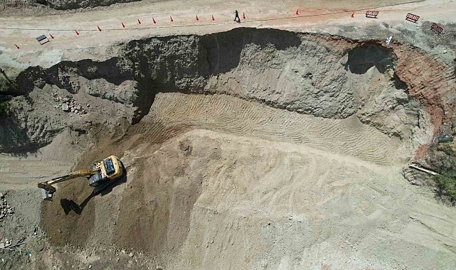 Denizli Büyükşehir ekipleri toprak kayması yaşanan bölgeye anında müdahale etti