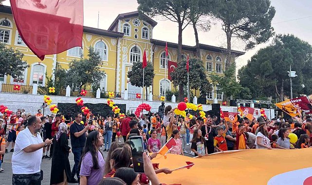 Denizli'de Galatasaray taraftarları 24. şampiyonluğu meydanlarda kutladı