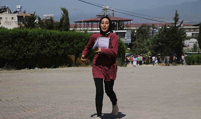 Deprem bölgesinde 40 derece sıcakta YKS heyecanı, sınava geç kalanlar koşu maratonunda ter döktü