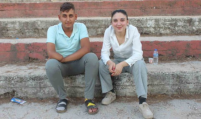 Depremde ailesini ve kolunu kaybeden genç, kitap okumak için gittiği kütüphaneden ev umuduyla çıktı