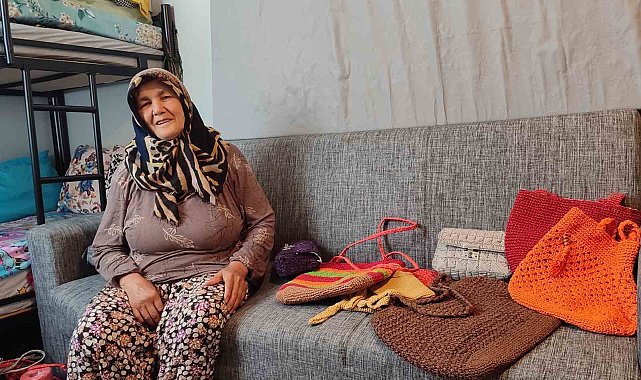 Depremde enkaz altından çıkartılan 65 yaşındaki kadın hayata örgü yaparak tutundu