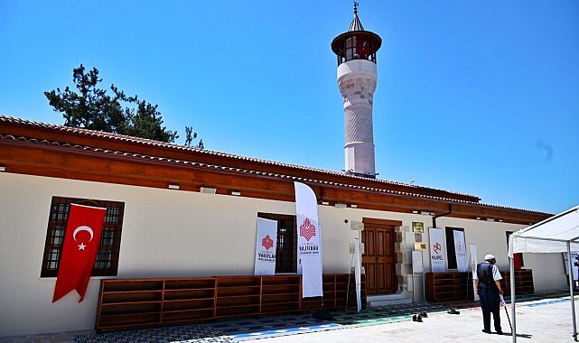 Depremde hasar gören 534 yıllık cami ibadete açıldı