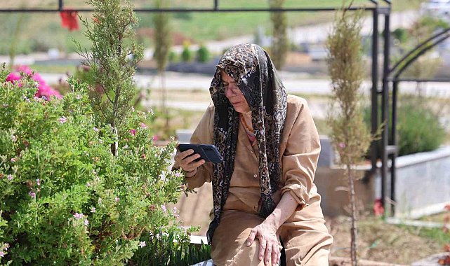 Depremde oğlunu kaybeden anne, mezarı başında gözyaşlarına boğuldu
