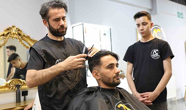 Depremin merkez üssündeki berberlerde bayram yoğunluğu