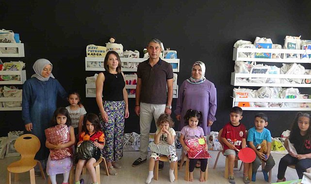 Depremzede anaokulu öğrencilerine anlamı karne hediyesi