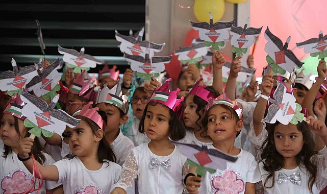Depremzede çocuklardan Filistin bayraklı destek