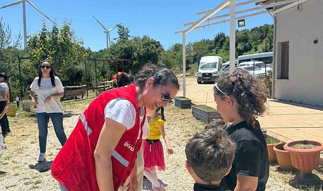 Depremzede çocukların yüzünü güldürdüler