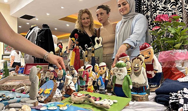Depremzede kursiyerlerin el emeği ürünleri yıl sonu sergisinde beğeniye sunuldu