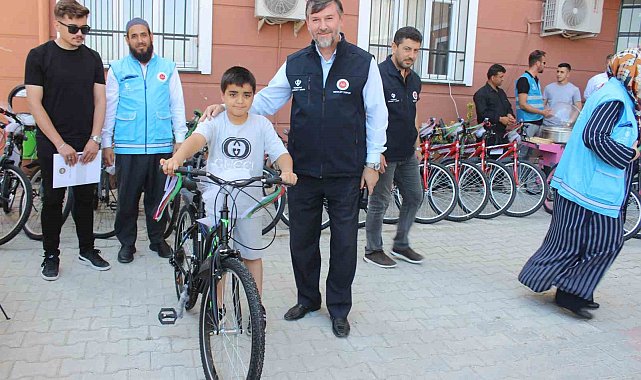 Depremzede yetimlerin yüzü hediye edilen bisikletlerle güldü