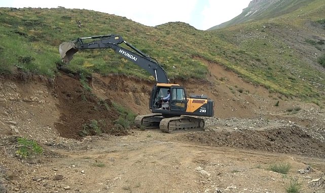 Derecik ilçesinde su ve yol çalışmaları başladı