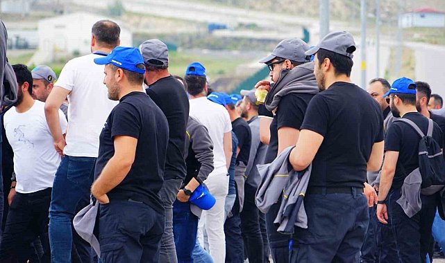 Dev lastik fabrikasındaki işçiler grevin 27. gününde direnmeye devam ediyor