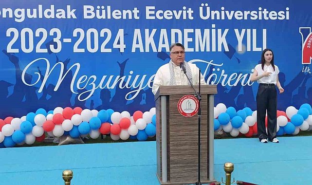 Devrek'te üniversite öğrencileri mezuniyetlerini kep atarak kutladılar