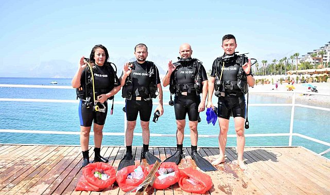 Dip temizliği yapıp denizde bayrak açtılar