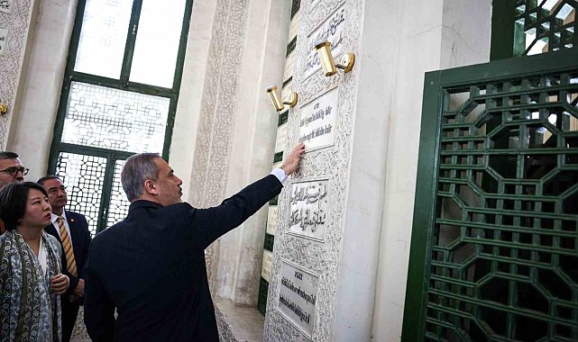 Dışişleri Bakanı Fidan, Yusuf Has Hacib Türbesi'ni ve Id Gah Camii'ni ziyaret etti