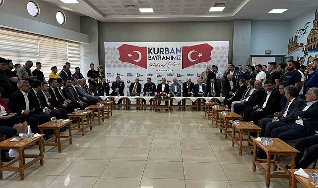 Diyarbakır Valisi bayram kutlamasında vatandaşlarla vedalaştı