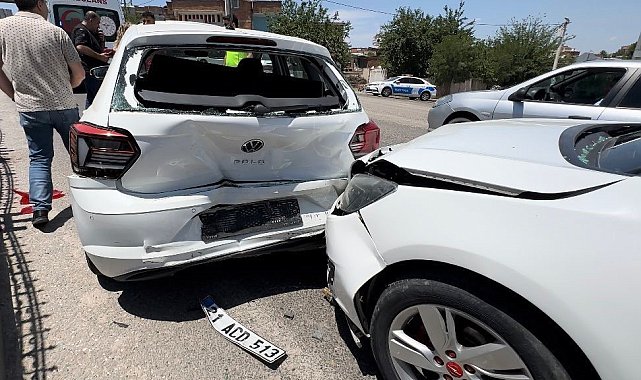Diyarbakır'da 3 aracın karıştığı zincirleme kazada 4 kişi yaralandı