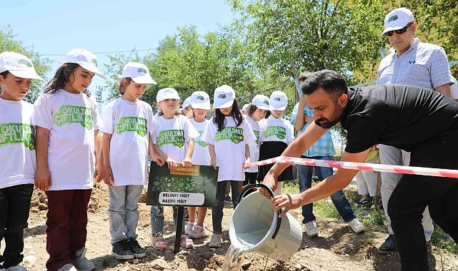 Diyarbakır'da fidanlar miniklerin eliyle toprakla buluştu