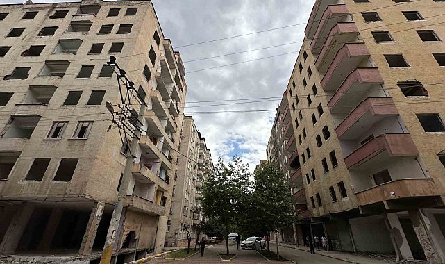 Diyarbakır'da hasarlı binalar yıkılmayı bekliyor