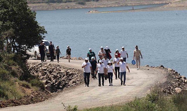 Doğa harikası göletin etrafından 1 ton çöp toplandı